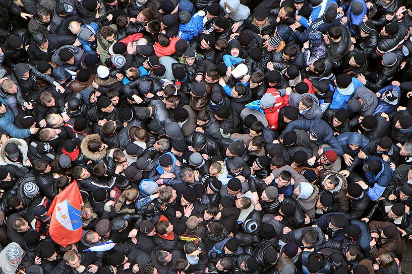 Одновременно здесь же проходил митинг партии «Русское единство». В результате столкновений погибли два человека, 30 получили ранения
