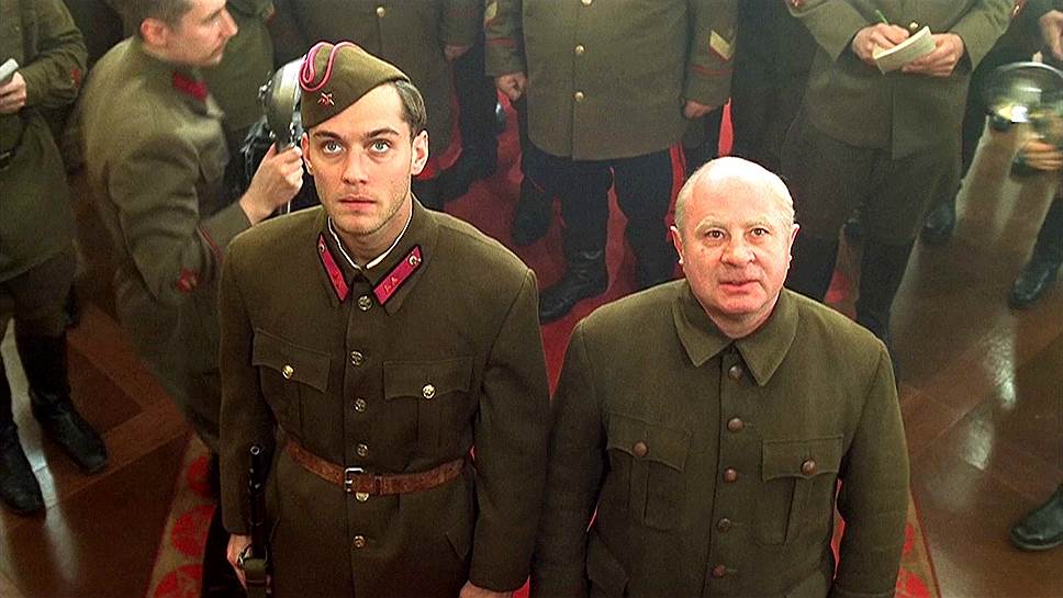 В вышедшем в 2001 году триллере «Враг у ворот» совместного производства США, Германии, Великобритании и Ирландии фигурирует образ Никиты Хрущева. Фильм описывает события Сталинградской битвы. Никита Хрущев в этот период занимал пост первого секретаря Московского обкома ВКП(б). Роль Хрущева исполнил Боб Хоскинс («Мона Лиза», «Кто подставил кролика Роджера»)
