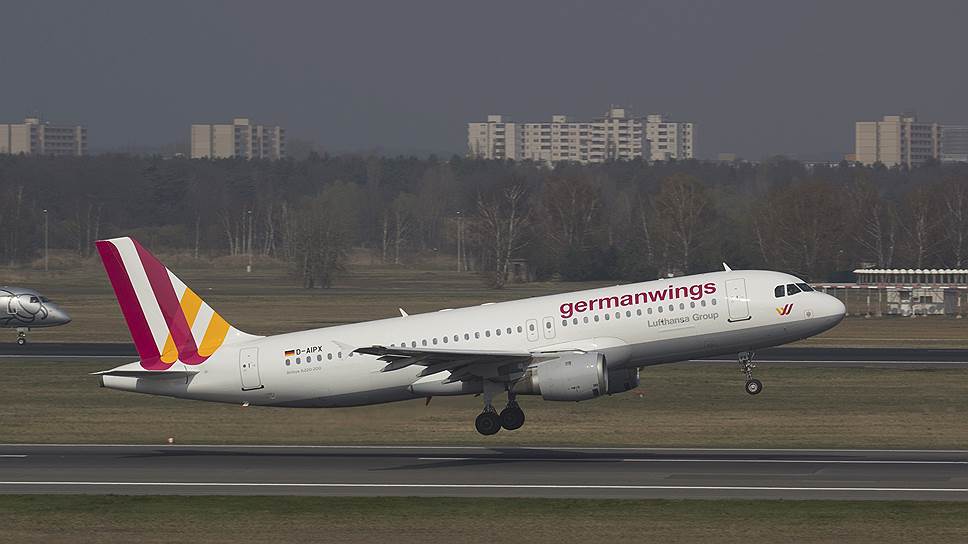 Пассажирский узкофюзеляжный самолет Airbus A320 разработан в конце 1980-х годов европейским концерном Airbus. Первый полет совершил 22 февраля 1987 года. Особенностью лайнера стала впервые использованная в серийных гражданских самолетах электродистанционная система управления: механизмы руля высоты и элероны управлялись за счет электрических сигналов, а не механических приспособлений. Первым эксплуатантом самолета в 1988 году стала французская авиакомпания Air France. На базе A320 были созданы региональные самолеты A318 и A319 (отличаются укороченным фюзеляжем) и A321 (удлиненная версия). По состоянию на февраль 2015 года произведено 6452 самолетов Airbus A320. Максимальная взлетная масса самолета Airbus A320 — 78 т, размах крыльев — 35,8 м, длина — 37,57 м, высота — 11,76 м. Пассажировместимость — до 180 человек (в базовой конфигурации). Максимальная дальность полета — до 6100 км, максимальная скорость — 871 км/ч