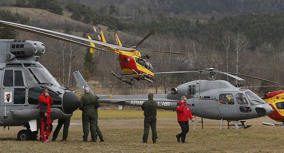 Глава авиакомпании Germanwings Томас Винкельман на пресс-конференции рассказал: «Насколько нам известно, 8 минут длилось падение. Контакт с самолетом, согласно информации с французских радаров пропал в 10:53. На высоте 6 тыс. футов он потерял управление и рухнул. На борту находилось 144 пассажира, 6 членов экипажа. Обычно полеты по этому маршруту проходили без проблем, самолет последний раз осматривали вчера, 23 марта. В 2013 году самолет прошел полную проверку, как это предусмотрено правилами. Пилот самолета работает больше 10 лет на авиакомпанию Lufthansa, за штурвалом Airbus он провел более 6000 часов. Сотрудники авиакомпании на пути к месту катастрофы, чтобы помочь выяснить причину крушения»