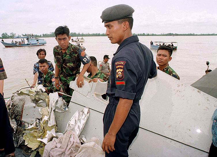 19 декабря 1997 года Boeing 737 компании SilkAir, следовавший по маршруту Тангеранг — Сингапур разбился через три часа после вылета. Бортовой самописец был намеренно отключен, что вызвало подозрения комиссии, занимавшейся расследованием. Виновником был признан командир самолета Цу Вай Минг, задумавший совершить самоубийство. По данным расследования, причиной такого поступка стали многочисленные долги пилота. Погибли 104 человека