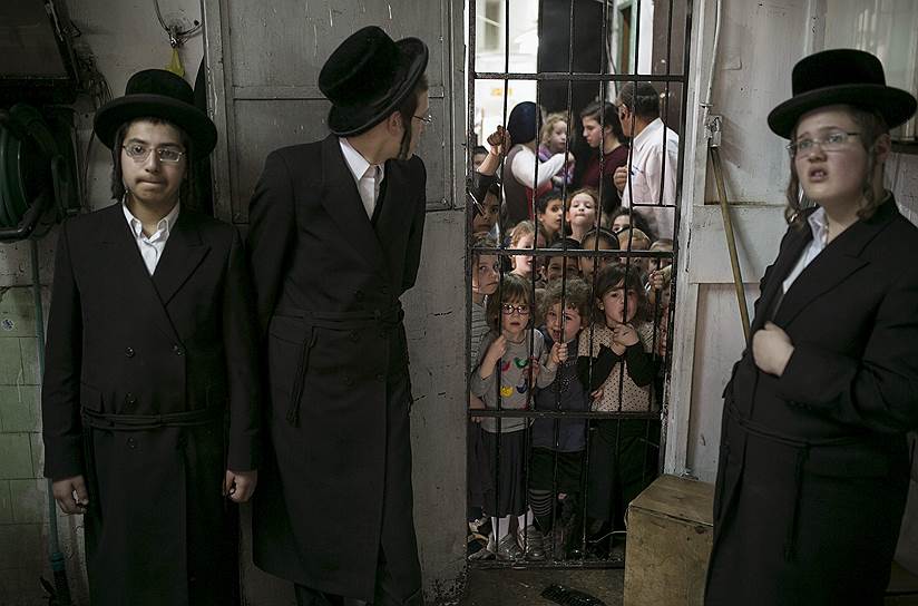 Бней-Брак, Израиль. Дети смотрят на приготовление мацы во время Песаха 