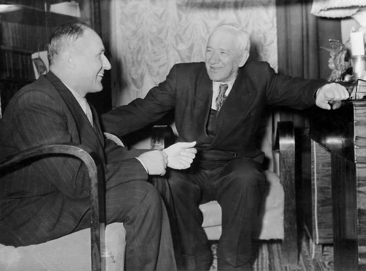 Начиная с 1930-х Чуковский активно занимался теорией перевода, о чем написал несколько книг («Искусство перевода») и собственно переводами на русский язык книг Марка Твена, Оскара Уайльда, Киплинга и других. Тогда же начал работу над мемуарами, которые были изданы посмертно  На фото: Корней Чуковский с сыном Николаем 