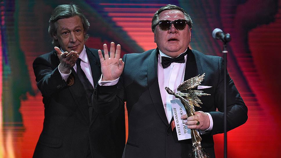 Актеры Михаил Ефремов (слева) и Роман Мадянов  во время церемонии 