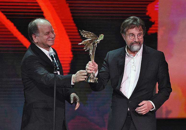 Главный редактор журнала «Искусство кино» Даниил Дондурей (слева) и актер, продюсер Леонид Ярмольник, получивший приз в номинации «Лучший актер» за роль в  фильме режиссера Алексея Германа-старшего «Трудно быть Богом» 