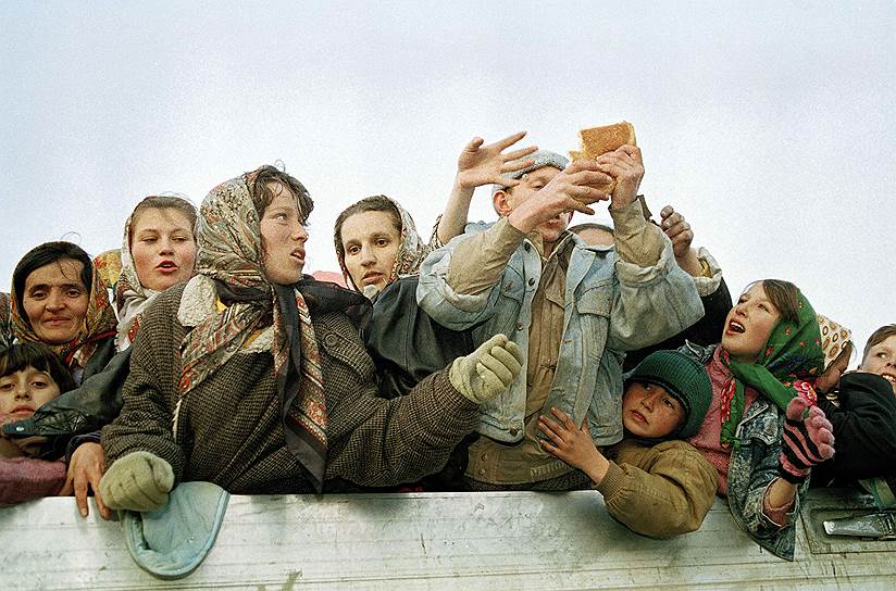 25 апреля 1994 года была сформирована контактная группа по Боснии и Герцеговине, в которую вошли США, Германия, Франция, Великобритания и Россия. Контактной группой был разработан план, согласно которому сербы получали 49% территории Боснии и Герцеговины, а боснийцы и хорваты — 51%.  План одобрила Федерация Боснии и Герцеговины и Республика Сербская. 5 августа были закрыты границы между Сербией и Республикой Сербской 