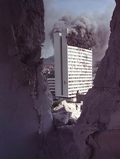 До начала 1990-х годов Югославия представляла собой федеративное государство, состоящее из шести республик — Сербии, Хорватии, Боснии и Герцеговины, Словении, Черногории, Македонии, — а также двух автономных краев на территории Сербии — Косово и Воеводины. В 1991 году югославское государство стало распадаться —  «парад суверенитетов» начался в июне 1991 года с отделения Словении и Хорватии. В марте 1992 года о создании независимого государства объявила Босния и Герцеговина. Так как Словения по этническому составу была более или менее однородна, большого кровопролития в этой республике удалось избежать. Хорватии и Боснии повезло меньше. Сербское население этих республик стало активно сопротивляться выходу из югославского государства  