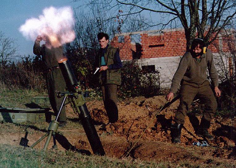 Бериз Белкич (глава Боснии и Герцеговины в 2002 году), представитель боснийских мусульман в президиуме Боснии и Герцеговины: «В феврале 1992 года в Боснии и Герцеговине состоялся референдум. Подавляющее большинство населения высказалось за независимость Боснии и ее выход из Югославии. Сербское же население Боснии, напротив, не хотело отделяться от Белграда и референдум бойкотировало. И тут в накаленном до предела обществе вновь чиркнула спичка – произошло событие, развязавшее новую трагедию. Этот знаковый сюжет в новейшей истории Боснии называется «Свадебная бойня». На следующий день после референдума в Сараево четверо молодых мусульман напали на сербскую свадебную процессию. Отец жениха, несший сербское национальное знамя, был убит. Православный священник был ранен. В ответ сербская община возвела в Сараево баррикады. Появляются первые жертвы. Войну уже не остановить. В конце марта в Боснии начинаются широкомасштабные военные действия» 
