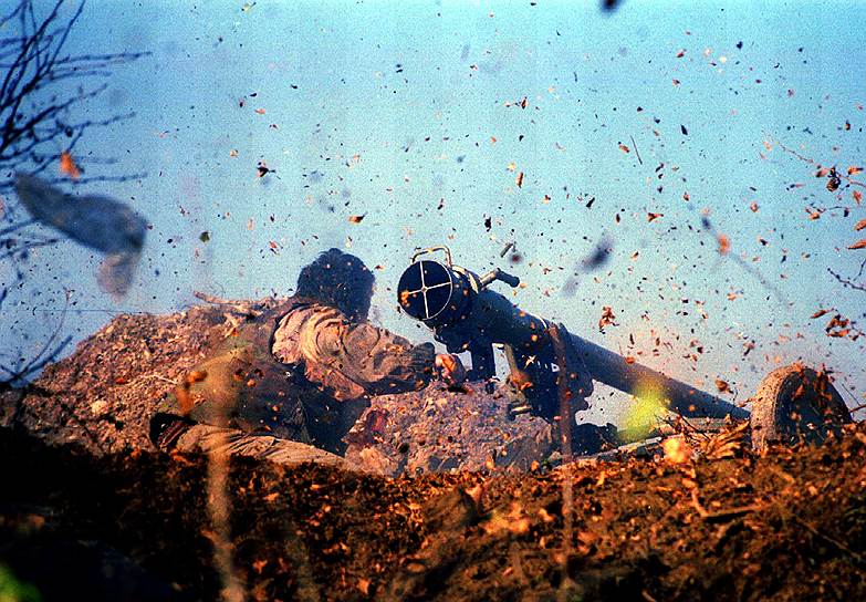 11 июля 1995 года боснийские сербы напали на Сребреницкий анклав. Были убиты около 8 тыс. боснийцев. Через два дня начался штурм Жепы, в результате которого были убиты 70 человек. После падения Сребреницы и Жепы НАТО приняло программу бомбардировки сербских целей  