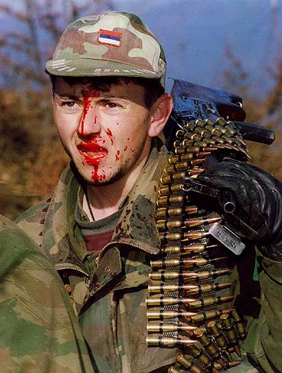 22 февраля 1993 года Совбез ООН принял резолюцию о создании международного трибунала «для судебного преследования лиц, ответственных за серьезные нарушения международного гуманитарного права». Спустя три месяца была принята еще одна резолюция, которая призывала обеспечить бесполетную зону над Боснией и Герцеговиной 