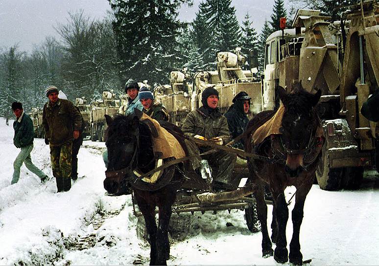В 1993-1994 годах разгорелся полномасштабный хорватско-боснийский конфликт в Герцеговине в районах со смешанным наслением. Во многом этому способствовало тайное соглашение президента Сербии Слободана Милошевича и лидера Хорватии Франьо Туджмана, заключенное в 1991 году в селе Караджорджеве, о разделе «сербских» и «хорватских» районов Боснии и Герцеговины между Сербией и Хорватией. Последняя в 1992 году поддержала непризнанную республику Герцег-Босна, которая считала незаконной любую деятельность сил Боснийской территориальной обороны на ее территории 