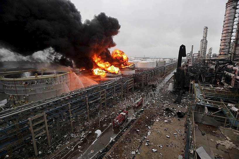 Чжанчжоу, Китай. Пожар после взрыва на нефтехранилище химического завода Dragon Aromatics