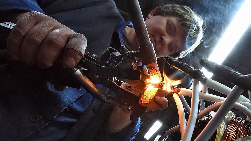 Сотрудницы завода покоряют электрическую стихию огнем и мечом