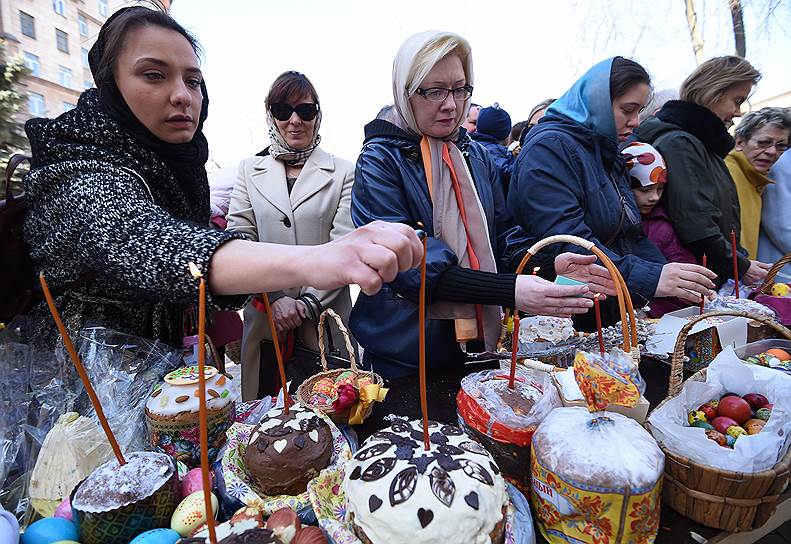 Освящение куличей и яиц в храме накануне Пасхи 