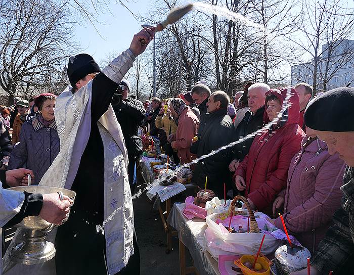 Освящение куличей и яиц в храме накануне Пасхи 