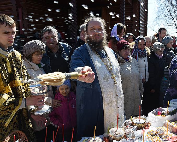 Освящение куличей и яиц в храме накануне Пасхи 