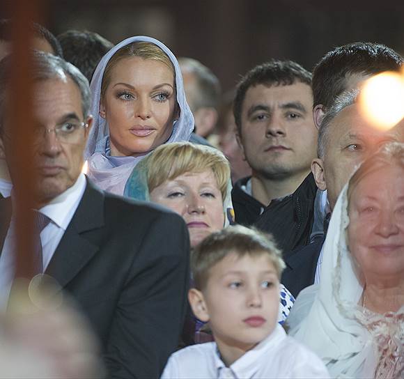 Балерина Анастасия Волочкова (вторая слева) на праздничном пасхальном богослужении в храме Христа Спасителя 