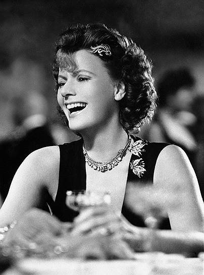 «Я никогда не говорила: “Я хочу быть одна”. Я только сказала: “Я хочу, чтобы меня оставили в покое”, а это не то же самое» В 1941 году актриса отказалась продлевать контракт с киностудией. Она ушла из кино, заявив, что и так сыграла слишком много. Многочисленные предложения именитых режиссеров не повлияли на решение актрисы