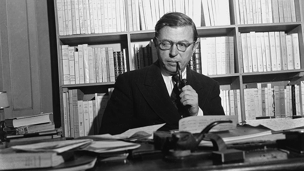 «Мир прекрасно обошелся бы без литературы; еще лучше он обошелся бы без человека»  С 1944 года Жан-Поль Сартр занимался исключительно литературной работой, хотя его первый роман «Тошнота» вышел шестью годами ранее (в 1938 году). Многие это произведение считают лучшим в карьере писателя: по мнению ряда критиков, в нем Сартр «поднимается до глубинных идей Евангелия, но с атеистических позиций». Известно, что мировоззрение Сартра сложилось под влиянием, прежде всего, философов Анри Бергсона и Эдмунда Гуссерля, писателя Федора Достоевского и еще одного философа — Мартина Хайдеггера 