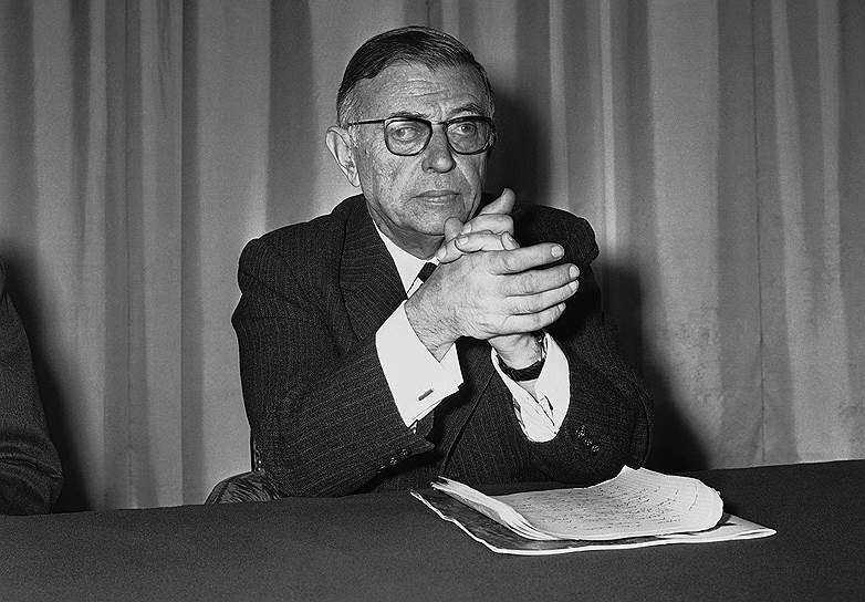 «Мы не можем вырвать ни страницы из нашей жизни, хотя легко можем бросить в огонь саму книгу»  В послевоенные годы Жан-Поль Сартр стал частью многочисленных демократических, маоистских движений и организаций. Философ и писатель участвовал в протестах против Алжирской войны, подавления Венгерского восстания 1956 года, Вьетнамской войны, публично выступал против вторжения американских войск на Кубу, против ввода советских войск в Прагу, а также против подавления инакомыслия в СССР 