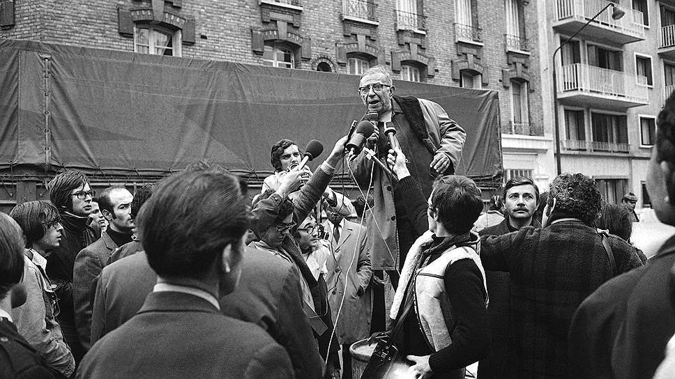 В 1968 году во время студенческих волнений в Париже Жан-Поль Сартр отказался от учреждения студенческой премии в свою честь в Сорбонне. Премию предполагалось присуждать за лучшее студенческое эссе на темы, посвященные проблемам трактовки понятий свободы, экзистенциального выбора и гуманизма в целом 
