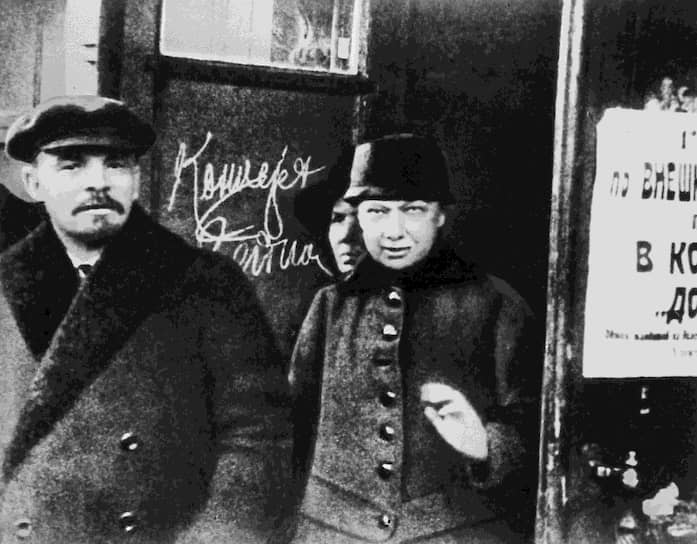 Революционер Глеб Кржижановский: «Владимир Ильич мог найти красивее женщину, вот и моя Зина была красивая, но умнее, чем Надежда Константиновна, преданнее делу, чем она, у нас не было…» Владимир Ульянов познакомился с Надеждой Крупской в 1894 году. Она участвовала в создании «Союза борьбы за освобождение рабочего класса» за что была арестована и после семимесячного заключения сослана в Сибирь. Там в июле 1898 года она обвенчалась с Ульяновым. В знак любви супруги обменялись медными кольцами, переплавленными из пятака