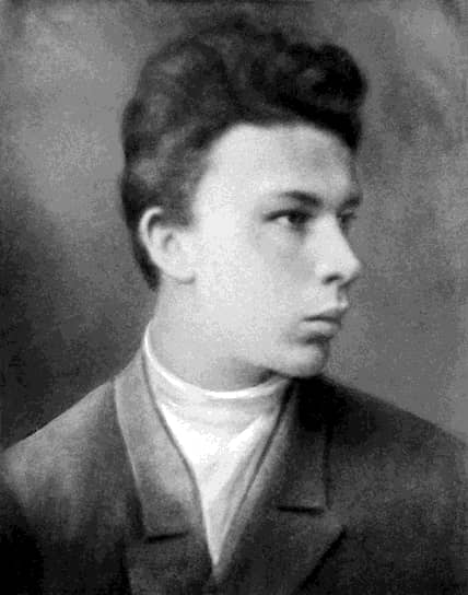 Революционную деятельность вел старший брат Ульянова-Ленина Александр (на фото). Его семья узнала об этом лишь незадолго до его казни в 1887 году. Смертный приговор Александр получил за участие в народовольческом заговоре с целью покушения на жизнь императора Александра III