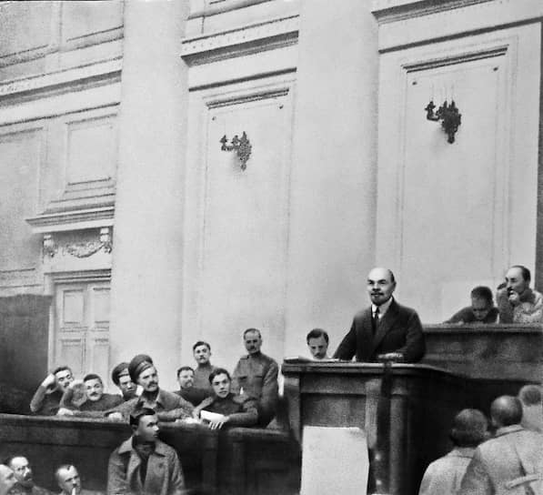7 апреля в «Правде» были опубликованы «апрельские тезисы» Ленина, в которых он выступал против поддержки Временного правительства и за то, чтобы власть была передана Советам. Он провозгласил курс на перерастание буржуазной революции в пролетарскую, выдвинув целью свержение буржуазии и переход власти к Советам и пролетариату с последующей ликвидацией армии, полиции и чиновничества, потребовал широкой антивоенной пропаганды