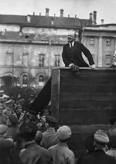 30 августа 1918 года на Ленина было совершено покушение. Он был успешно прооперирован. В покушении обвинили Фанни Каплан из партии эсеров. Во время Гражданской войны Ленин активно проводил политику красного террора, в ходе которого организовывались расстрелы и ссылки «неблагонадежных». Любые восстания подавлялись с применением армии. Даже по окончании Гражданской войны политика террора была продолжена. Более того, Ленин видел необходимость в ее законодательном урегулировании