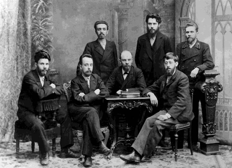 В мае 1895 года Ульянов впервые уехал за границу, где встречался с крупнейшими деятелями международного рабочего движения. По возвращении вместе с Мартовым он объединил разрозненные марксистские кружки в «Союз борьбы за освобождение рабочего класса» (на фото), который основной своей целью провозглашал свержение самодержавия в союзе с «либеральной буржуазией». В 1895 году Ульянов был арестован и спустя год тюрьмы выслан на три года в село Шушенское Минусинского уезда Енисейской губернии, куда отправился вместе с Надеждой Крупской