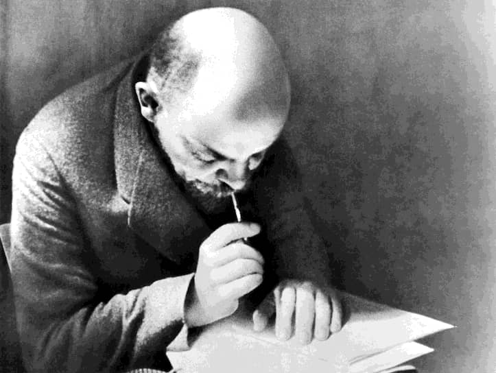 В ссылке Ульянов написал несколько десятков работ. Он помогал местным крестьянам, составляя за них юридические документы. В 1898 году в Минске была учреждена Российская социал-демократическая рабочая партия. Спустя два года Ульянов, ссылка которого окончилась, Мартов и Потресов начали устанавливать связь с социал-демократическим организациями с целью объединить их. Для этого было решено выпускать газету «Искра». Ее создание в России было невозможно, поэтому в 1900 году Ульянов выехал в Ригу, чтобы договориться с латышскими социал-демократами о транспортировке газеты из-за границы через порты Латвии