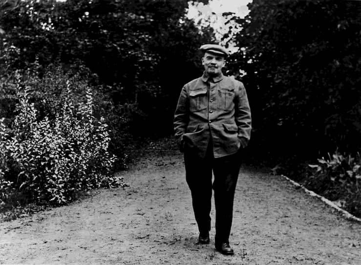 В июле 1917 года большевики участвовали в антиправительственных протестах, выступая с лозунгами о передачи власти Советам и о начале переговоров с Германией о заключении мира. Демонстрация переросла в перестрелки, большевиков обвинили в организации «вооруженного выступления против государственной власти». 20 июля был отдан приказ об аресте Ленина по обвинению в госизмене и организации вооруженного восстания. Однако дело было прекращено из-за отсутствия доказательств. В этот период Ленин написал одну из своих фундаментальных работ — книгу «Государство и революция»