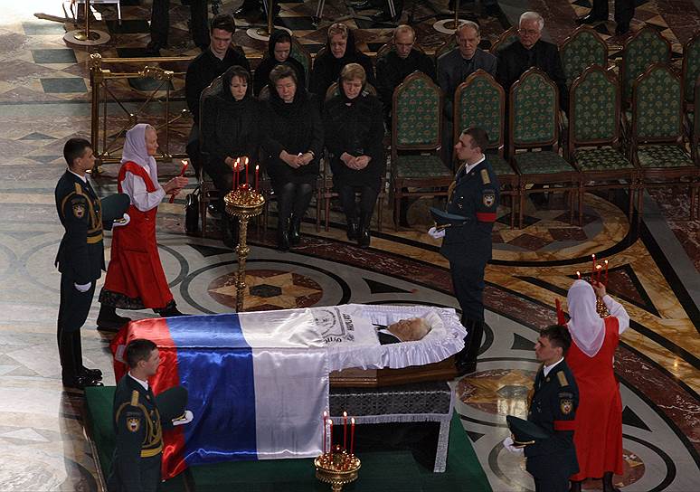 В Храме Христа Спасителя у тела Бориса Ельцина, стояла делегация московского правительства, губернаторы российских регионов. Потом со Старой площади подъехали три автобуса. В них были студенческие друзья Бориса Ельцина, сотрудники кремлевской администрации, артисты, с которыми дружил он и Наина Ельцина, члены правительства