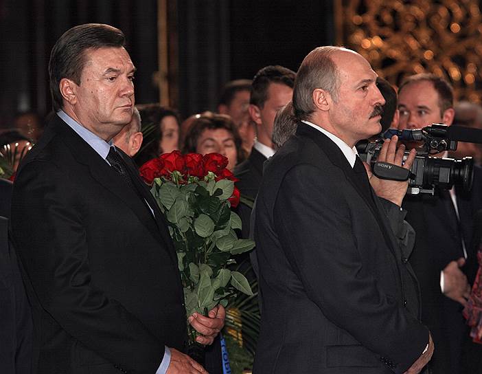Премьер-министр Украины Виктор Янукович (слева) и президент Белоруссии Александр Лукашенко