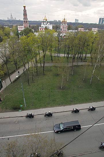У ворот Новодевичьего монастыря похоронную процессию встретили колокольным звоном