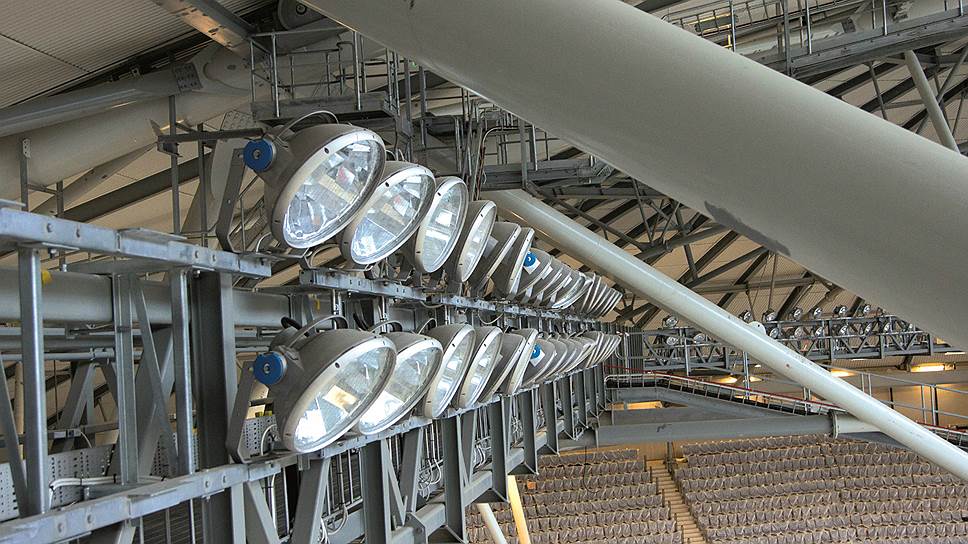 Более половины стадионов мира освещены металлогалогенными прожекторами Philips ArenaVision, созданными еще в 1988 году специально для освещения спортивных соревнований. С тех пор прожекторы Philips ArenaVision неоднократно усовершенствовали. Удерживать пальму первенства им удается благодаря выдающимся техническим характеристикам и многофункциональности. Прожекторы подходят как для крытых, так и открытых спортивных сооружений. Cегодня компания предлагает новое поколение светового решения – светодиодный прожектор Philips ArenaVision LED