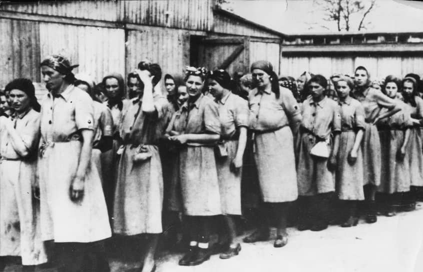 Станислава Лещинская, польская акушерка, бывшая узница Освенцима: «До мая 1943 года все дети, родившиеся в освенцимском лагере, были зверским способом умерщвлены: их топили в бочонке. После родов младенца уносили в комнату, где детский крик обрывался и до рожениц доносился плеск воды, а потом… роженица могла увидеть тельце своего ребенка, выброшенное из барака и разрываемое крысами» 