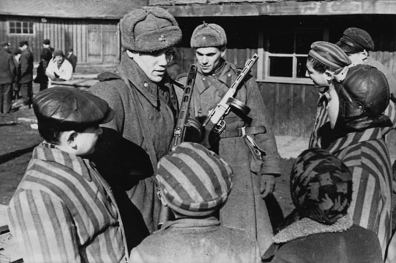 К 1943 году в лагере сложилась группа сопротивления. Она, в частности, помогала многим бежать. За всю историю лагеря было совершено около 700 попыток побега, но только 300 из них были успешными. Чтобы предотвратить новые попытки побега, было решено арестовывать и отправлять в лагеря всех родственников убежавшего, а всех заключенных из его блока убивать На фото: советские солдаты общаются с детьми, освобожденными из концлагеря 