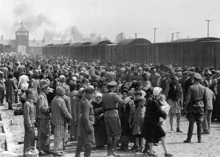 Лагерный комплекс Освенцим (Auschwitz) был создан нацистами на территории Польши в апреле 1940 года и включал в себя три лагеря: Аушвиц 1, Аушвиц 2 (Биркенау) и Аушвиц 3. Первоначально они были рассчитаны на 20 тыс. человек. Шесть дней в неделю все без исключения узники должны были работать. От тяжелых условий в лагере за первые 3-4 месяца заключения умирали около 80% работников 
