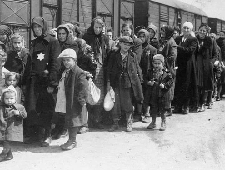 У всех прибывающих в лагерь отбиралось имущество, вплоть до зубных коронок, из которых выплавляли до 12 кг золота в сутки  На фото: женщины и дети на железнодорожной платформе Биркенау. Депортированные евреи проходили здесь селекцию: одних сразу же посылали на смерть (обычно тех, кого признавали негодными к работе — дети, старики, женщины), других отправляли в лагерь 