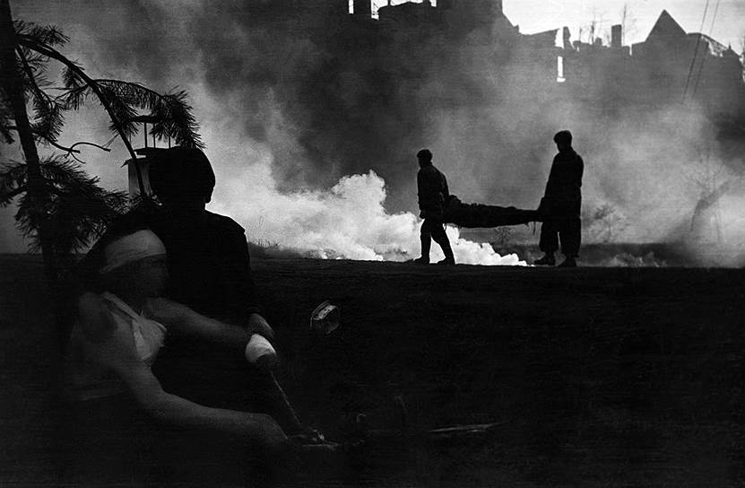 Апрель 1944. Германия. Вынос раненого из боя 