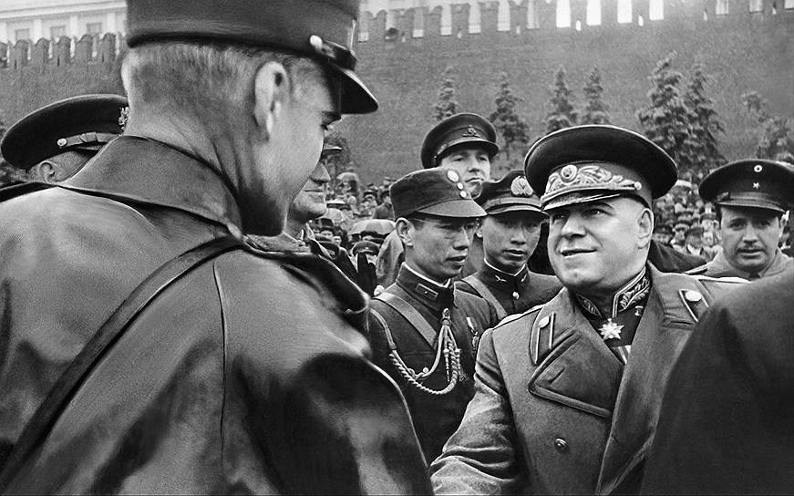 1945 год. Маршал Советского Союза Георгий Жуков среди военных атташе  