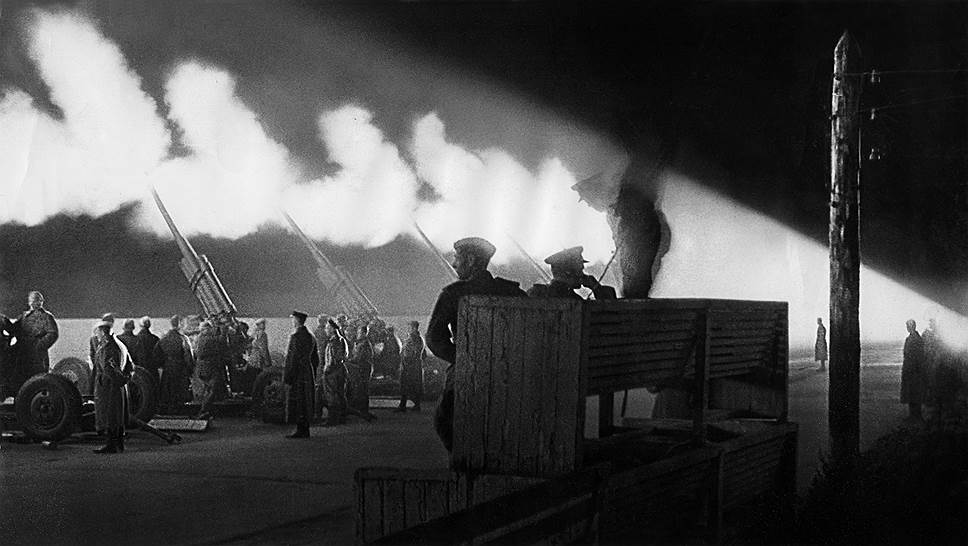 5 августа 1943 года. Салют в Москве в ознаменования освобождения Орла и Белгорода от фашистских захватчиков 