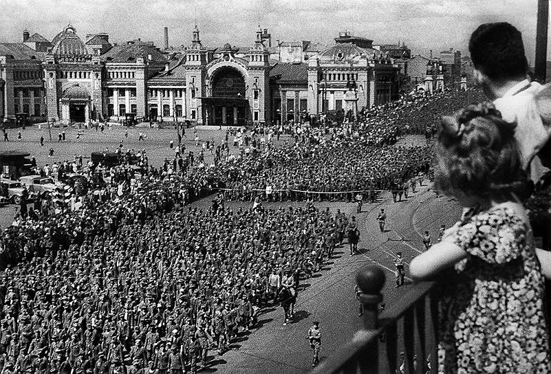 1944 год. Москва в годы Великой Отечественной войны. По улице Горького ведут пленных немцев 