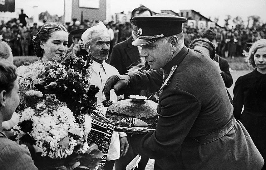 Июнь 1944. Встреча освободителей жителями Бобруйска 