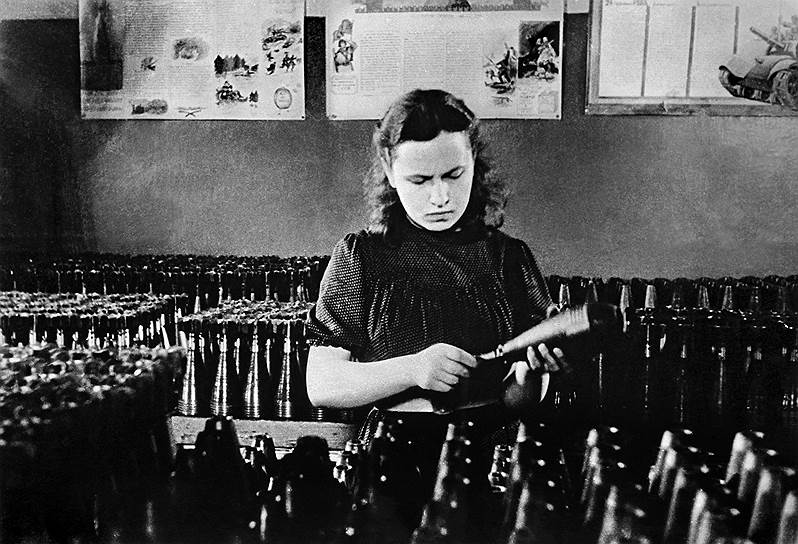Октябрь 1943. Учащаяся ремесленного училища №12 в цехе по производству мин 