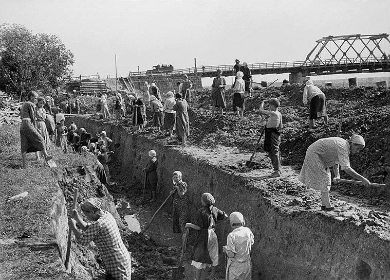 Сентябрь 1941. Мирные жители помогают Красной Армии строить укрепления против немецких танков 