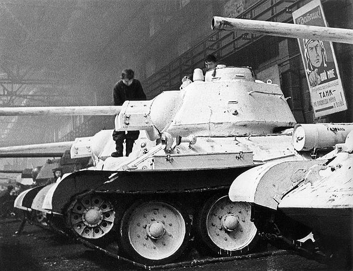 1943 год. Сборка танков для Советской Армии на Челябинском тракторном заводе 