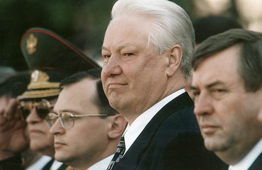19 мая 1995 года Борис Ельцин подписал закон «Об увековечении победы советского народа в Великой Отечественной войне», в котором День Победы объявлялся всенародным праздником, «который ежегодно отмечается военным парадом и артиллерийским салютом». Помимо этого закон установил постоянный пост почетного караула у Вечного огня на могиле Неизвестного солдата в Москве. С тех пор парады стали регулярными На фото справа налево: председатель Государственной Думы Геннадий Селезнев, президент России Борис Ельцин, председатель правительства России Сергей Кириенко и министр обороны России Игорь Сергеев во время парада, посвященному Дню победы в 1999 году