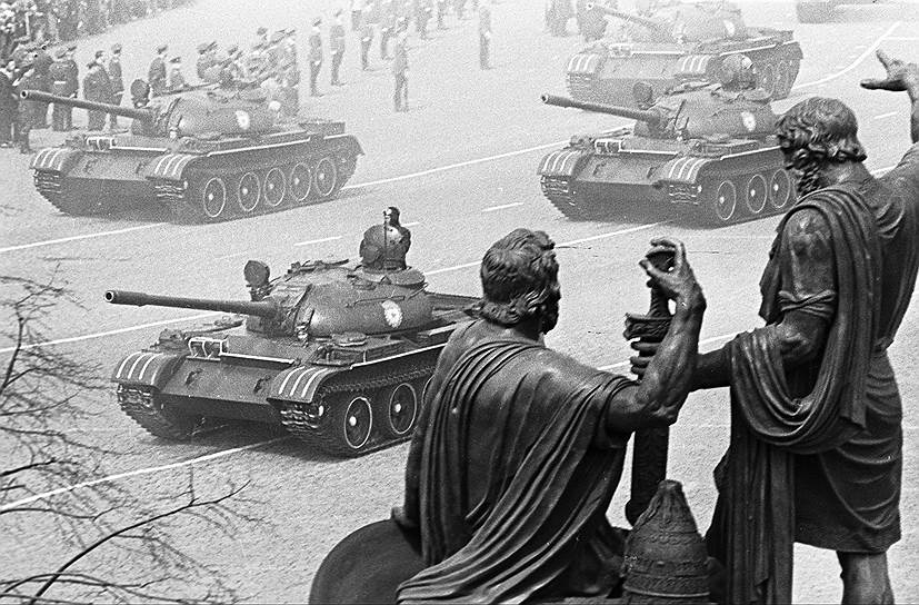 В параде 1965 года приняли участие бойцы, штурмовавшие Рейхстаг, и были показаны образцы советской военной техники, часть из которых, впрочем, как выяснилось впоследствии, оказались макетами На фото: Тяжелые танки «ИС-3» («Иосиф Сталин»)